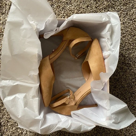 NIB Women’s Petit Cadeau Carolyn Tan Pointed Pumps - Picture 3 of 8